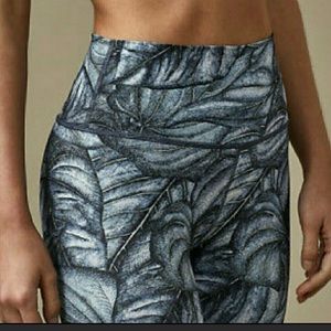 Lululemon Wunder Under HR size 6, navy palms